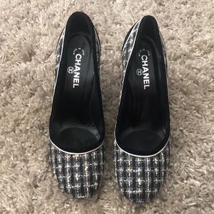 Chanel Tweed Round Toe pumps in size 41